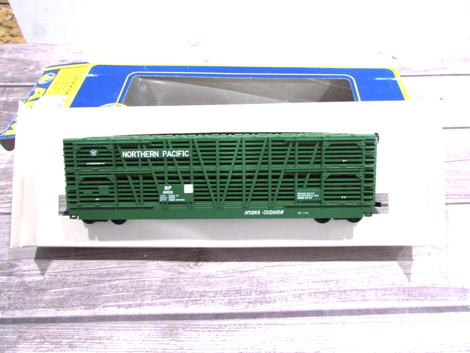 HO Scale AHM 5421C Stock Car  Northern Pacific(Green) #89001