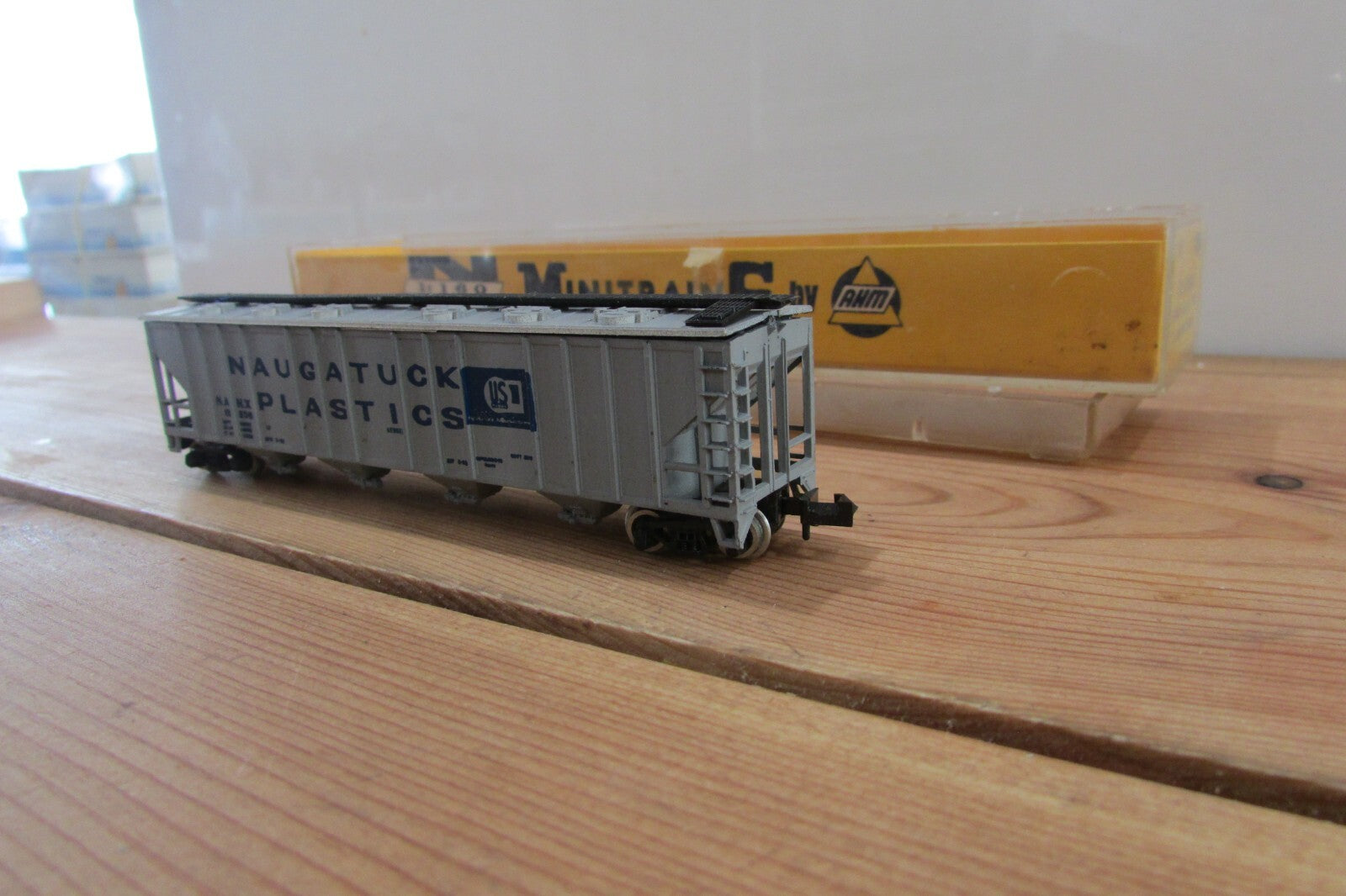 N Scale AHM Minitrains 4446 Naugatuck Plastic Covered Hopper Car