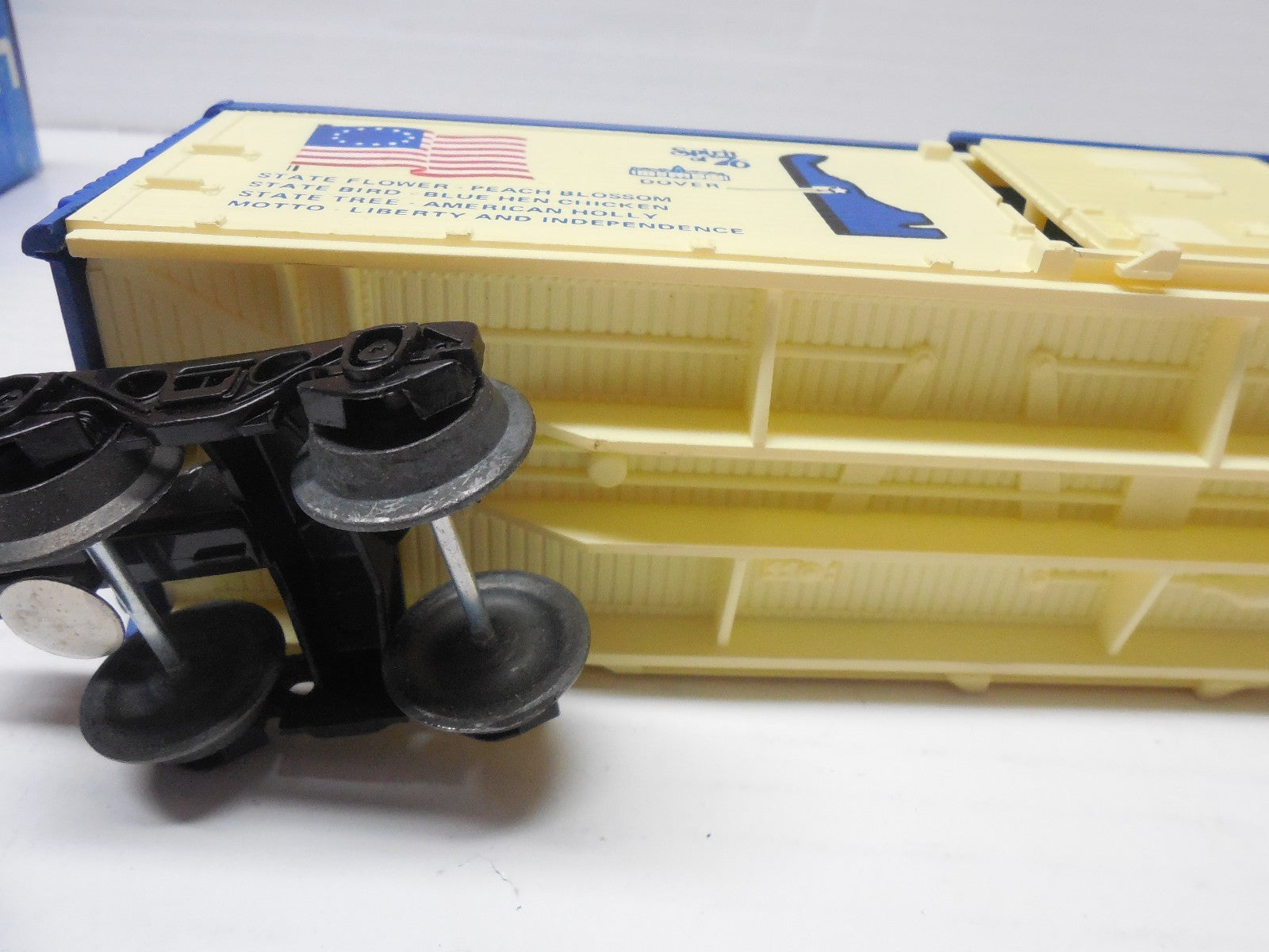 O SCALE Lionel 6-7601 State of Delaware Boxcar     