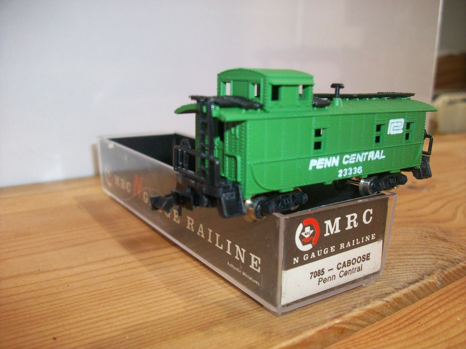 N Scale MRC 7085 Caboose "Penn Central" #23336