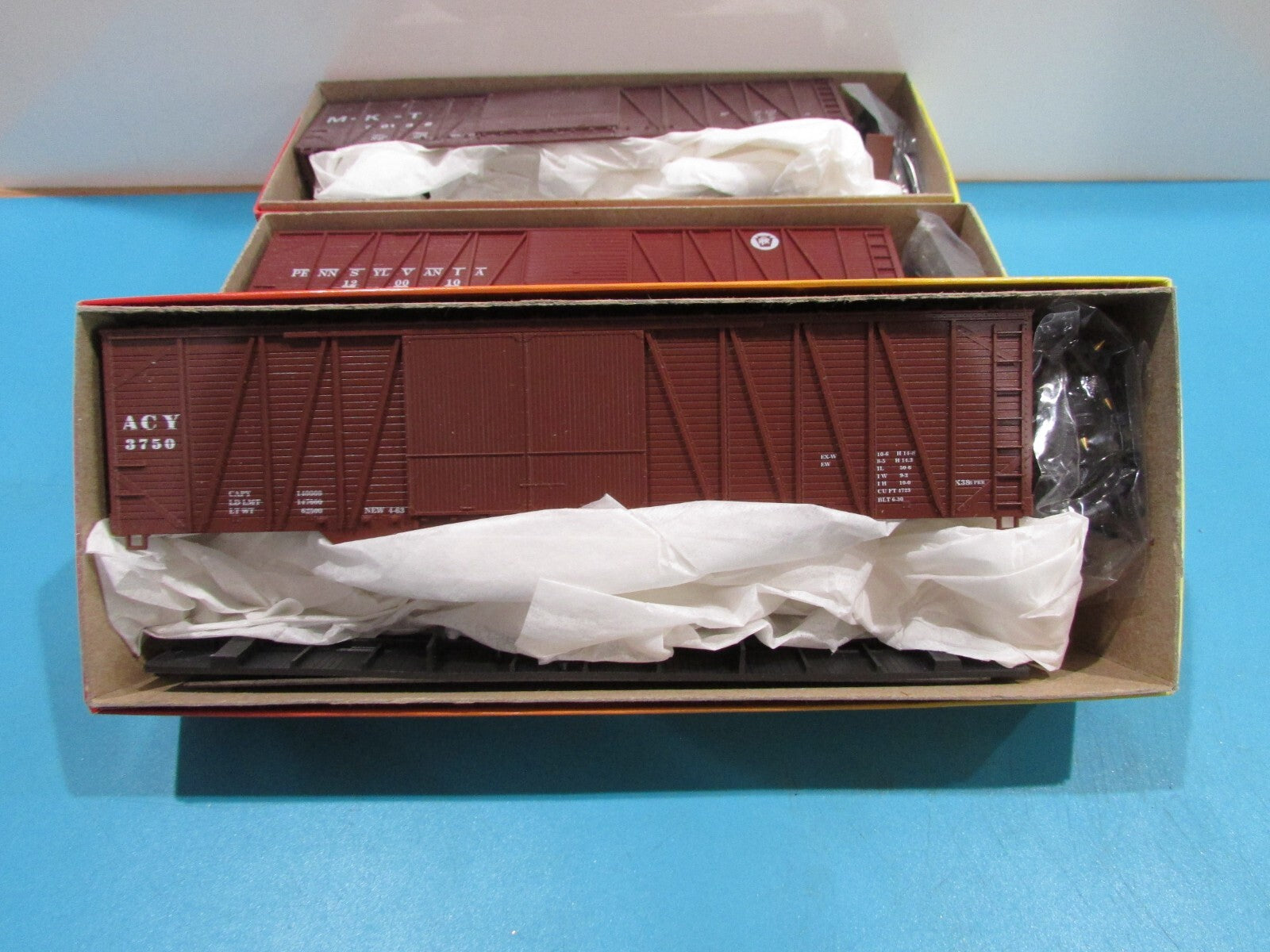 HO Scale RoundHouse Assorted 50' single & Double Door Boxcars Kits Lot#1591