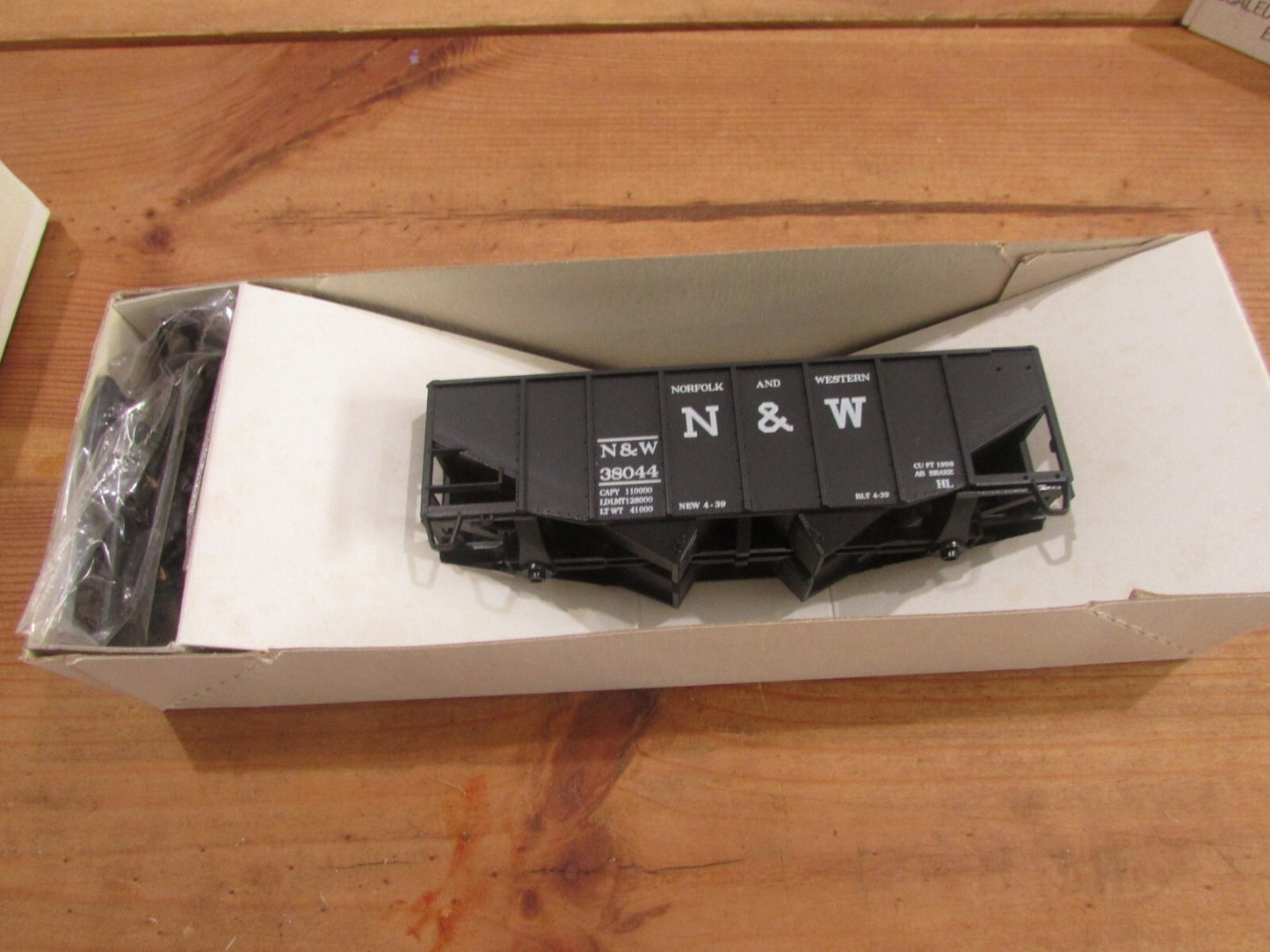 HO Scale (4) Stewart Hobbies Assorted Hopper Cars Kits  Lot#1040