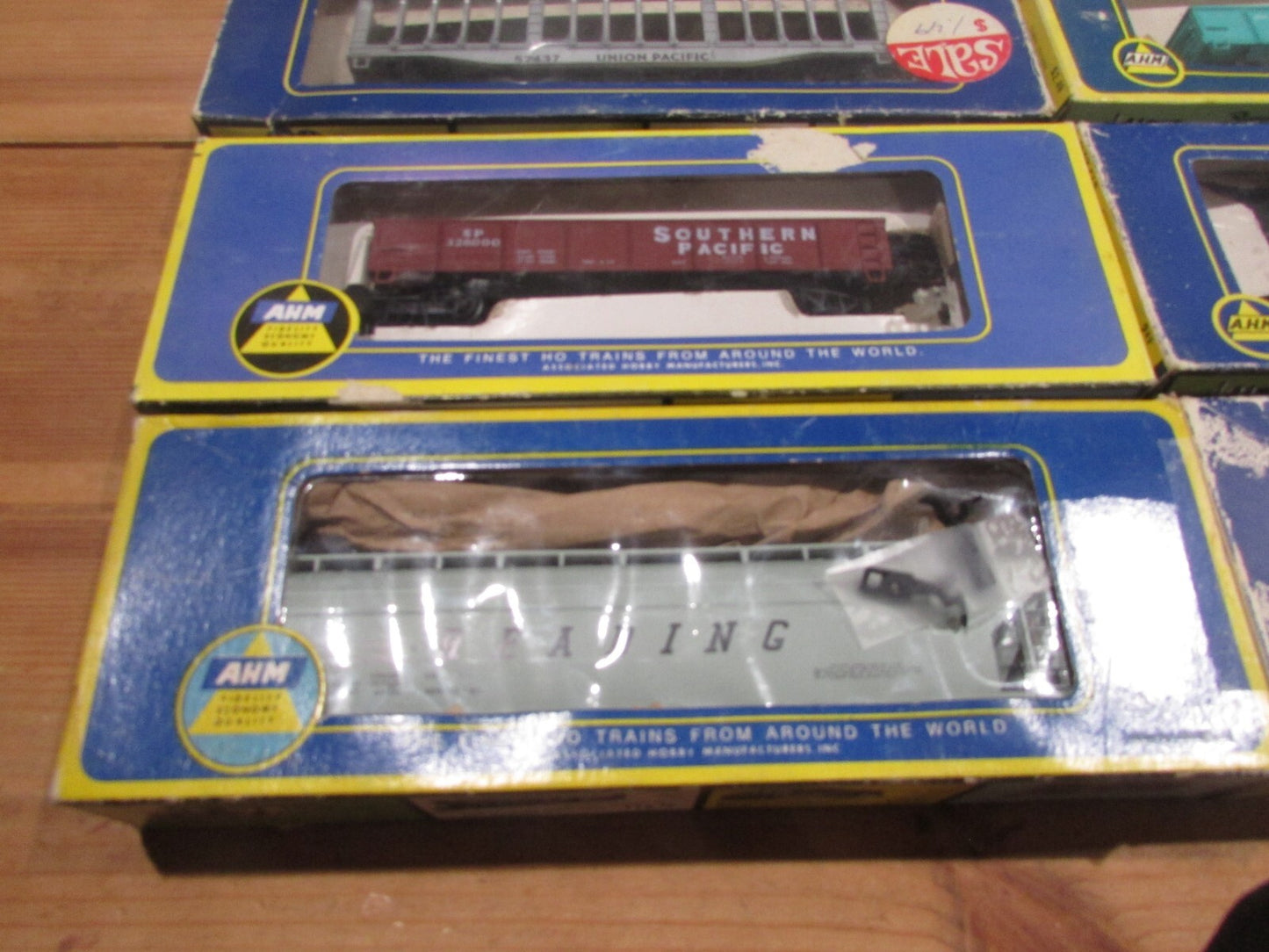 HO Scale AHM (8) Assorted Freight Cars Lot#2319