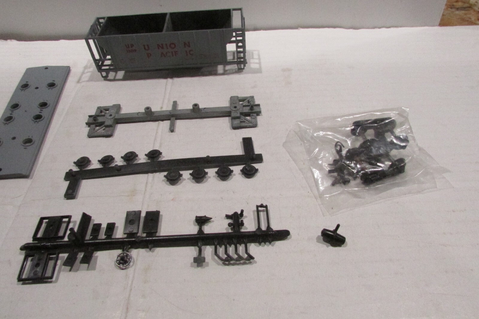 HO Scale RoundHouse 1432 Covered Hopper Kit Union Pacific RH4303