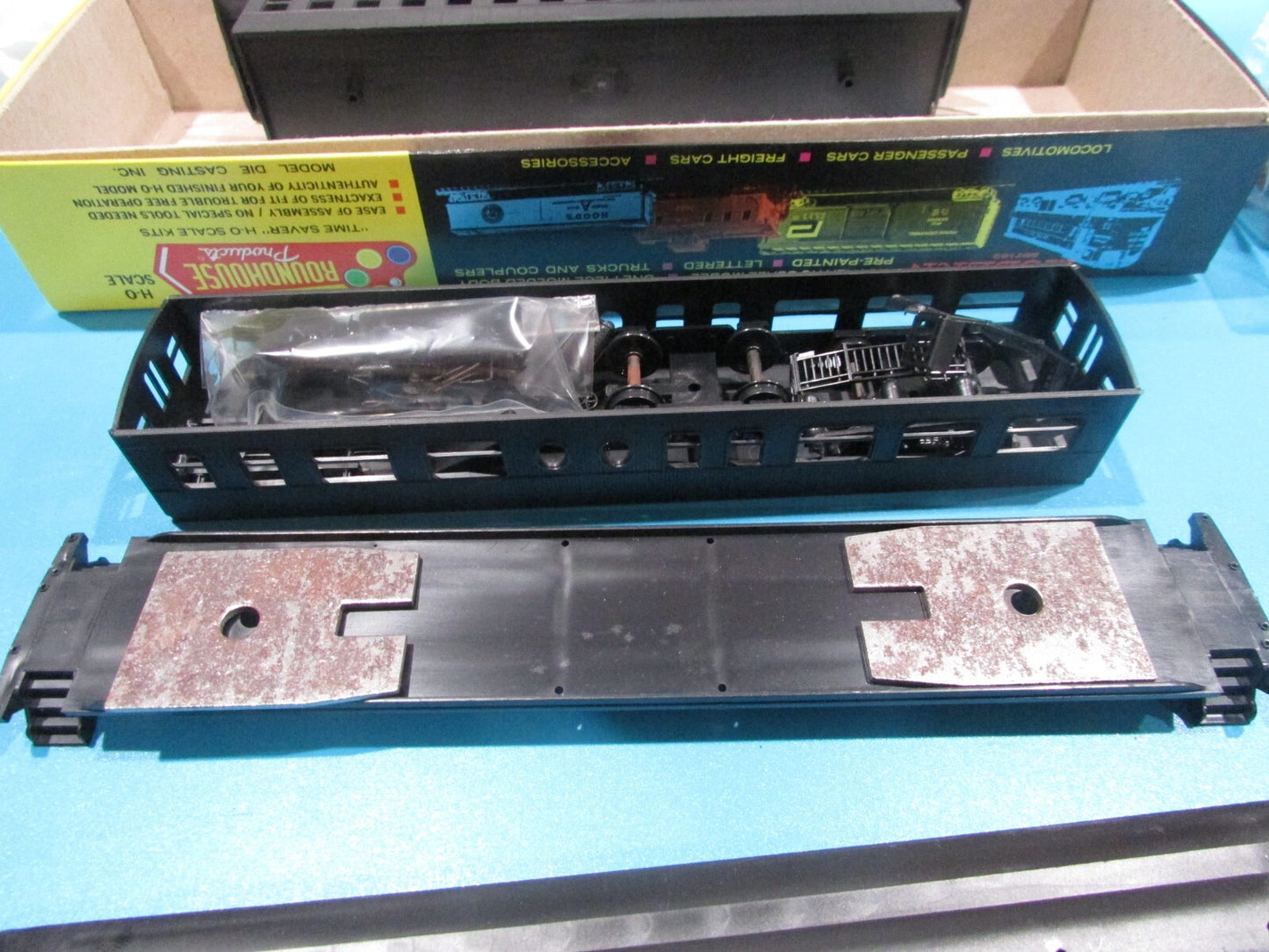 HO Scale Roundhouse (2) Passsenger Cars Undecored  Lot#1774