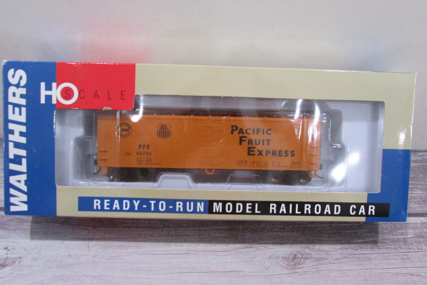 HO Scale Walthers 932-60151 40ft Double Sheathed Reefer w/ Steel Ends PFE #66759