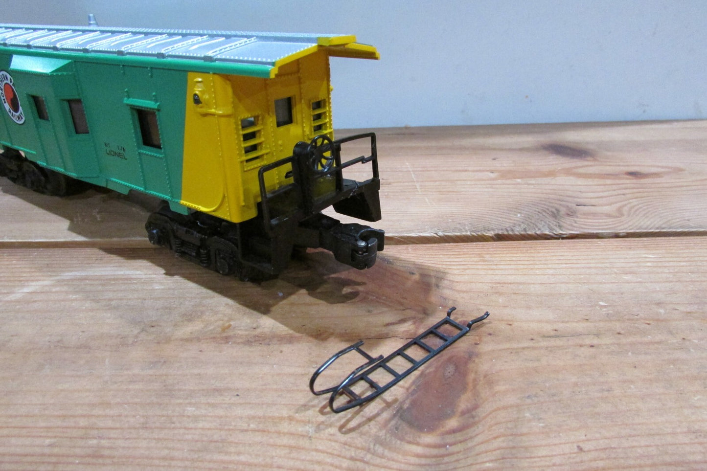 O Gauge  Lionel 6-9177 Northern Pacific Bay Window Caboose