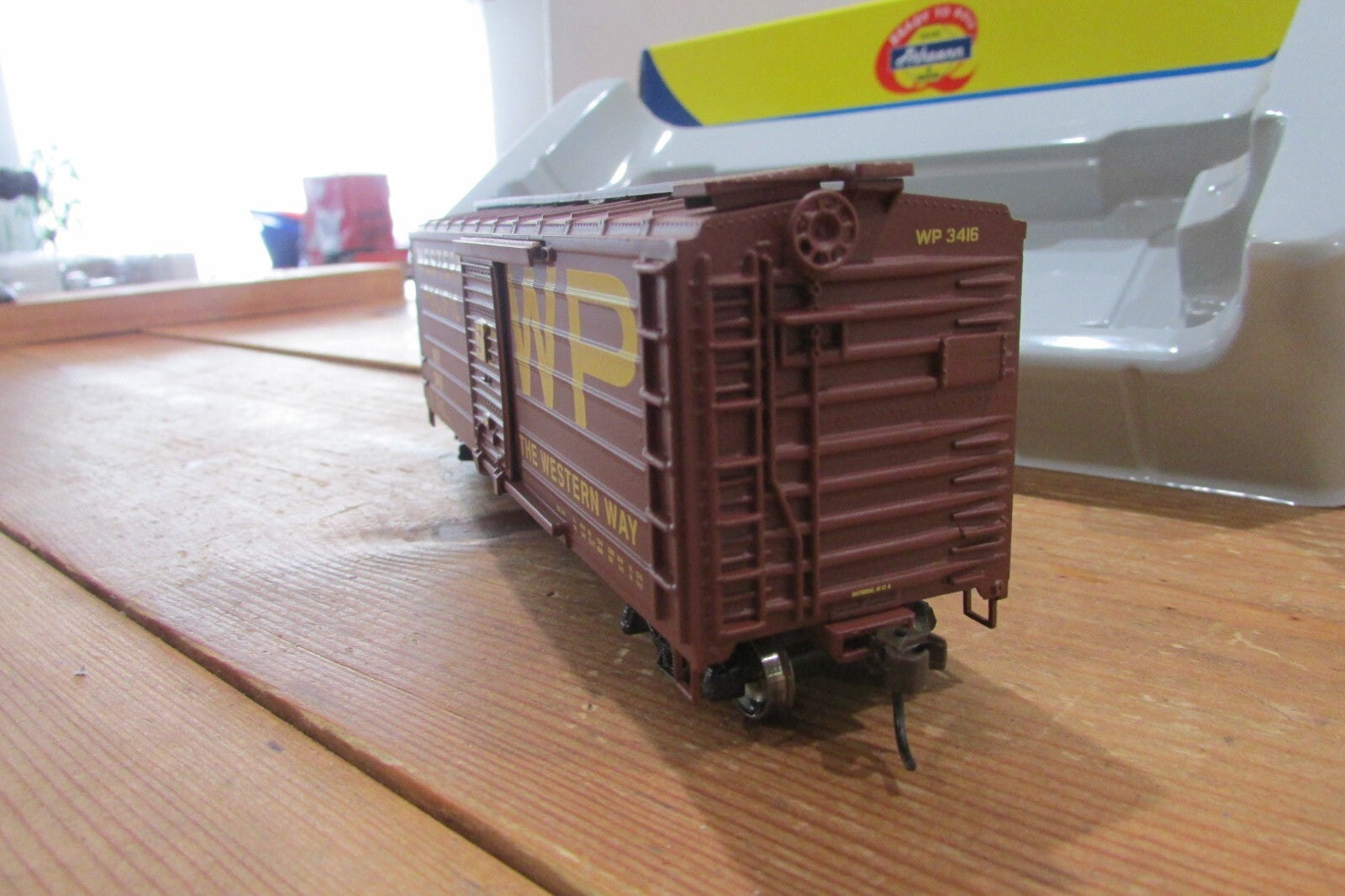 HO Scale Athearn 92799 40' Horizontal Rib Box Car  Lot#4635