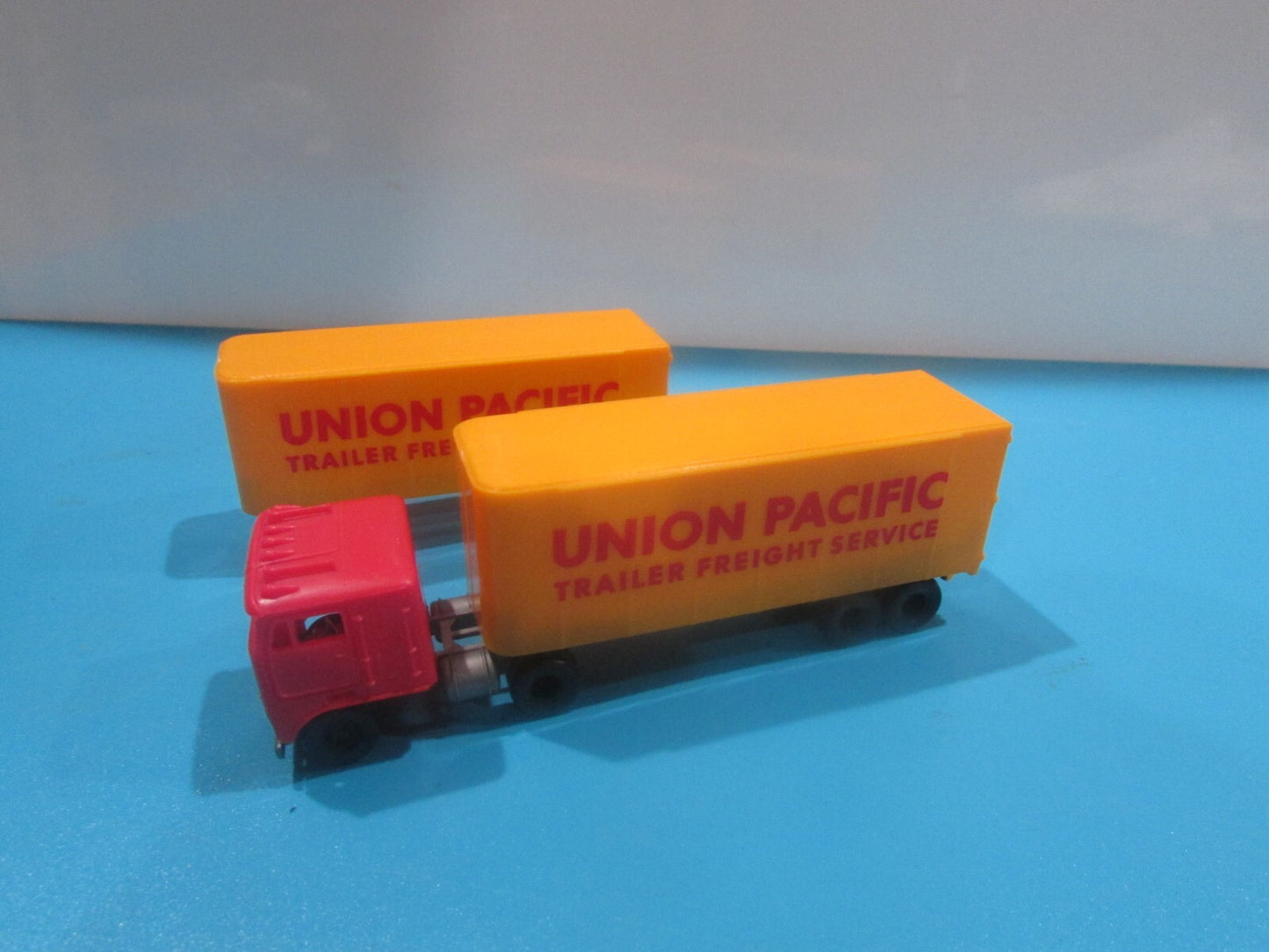 HO Scale Truck  with (3) Trailers Union Pacific Lot#1833