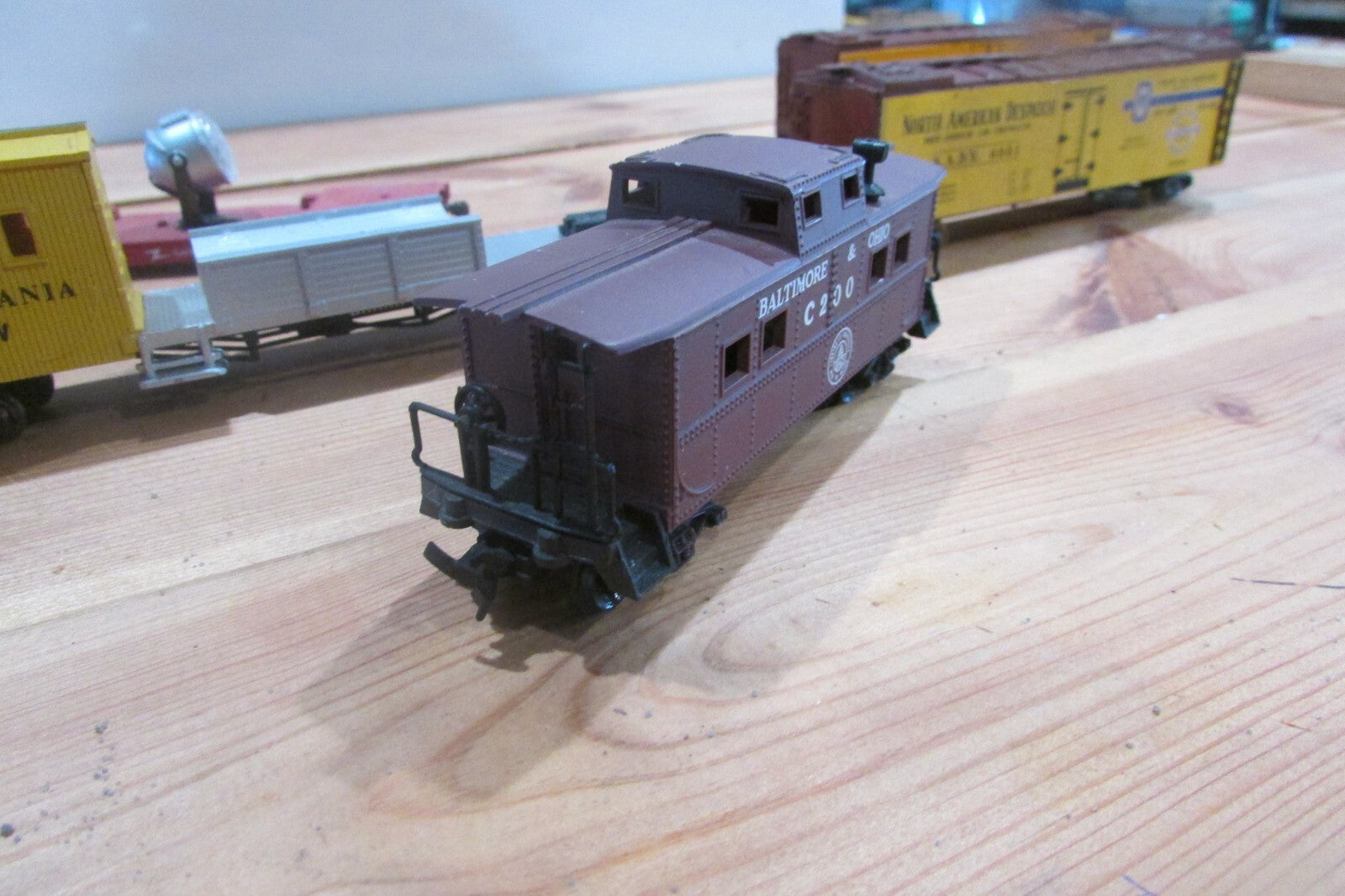 HO Scale (5) Assorted Freight Cars LOT#0148