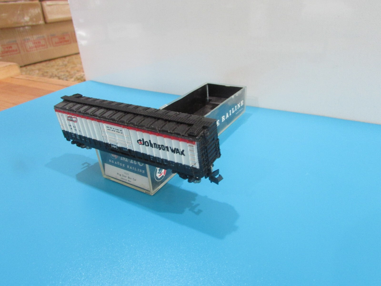 N Scale MRC 7025 Plug Door Box Car Johnson Wax