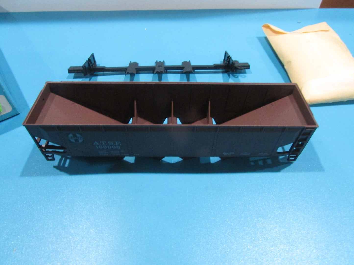 HO Scale Athearn 1758 Hopper Car Kit  Santa Fe