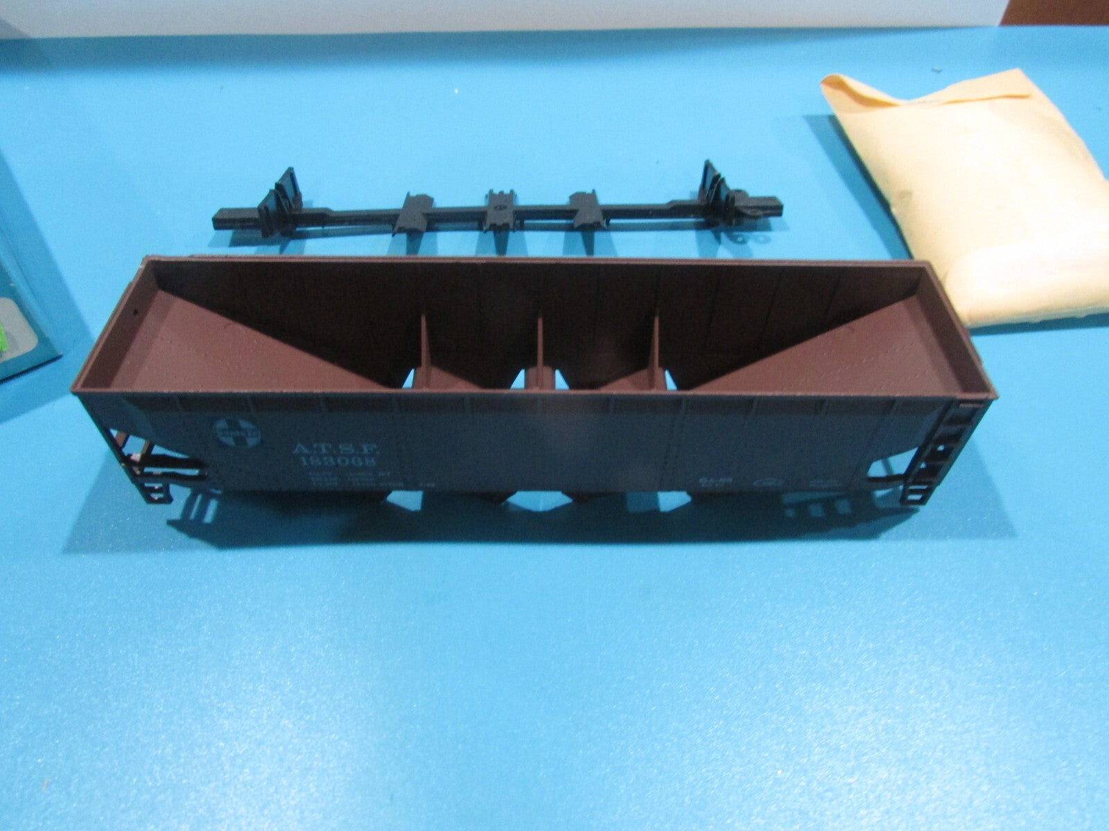 HO Scale Athearn 1758 Hopper Car Kit  Santa Fe