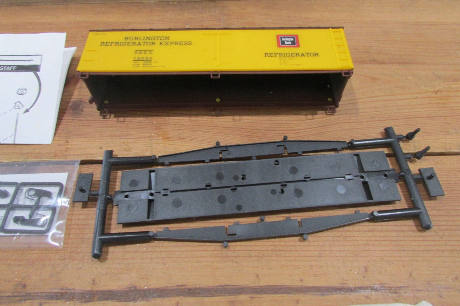 HO Scale Accurail 4801 40' Wood Reefer Kit Burlington