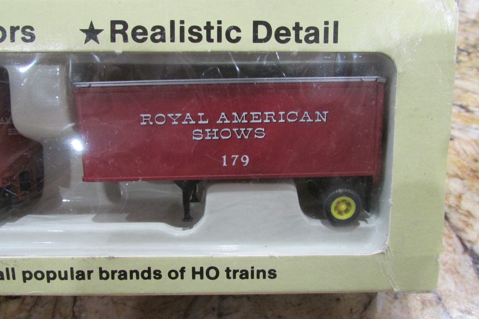 HO Scale Con-Cor 2Pack Royal American Shows 27' Ribbed Trailers Lot#4237