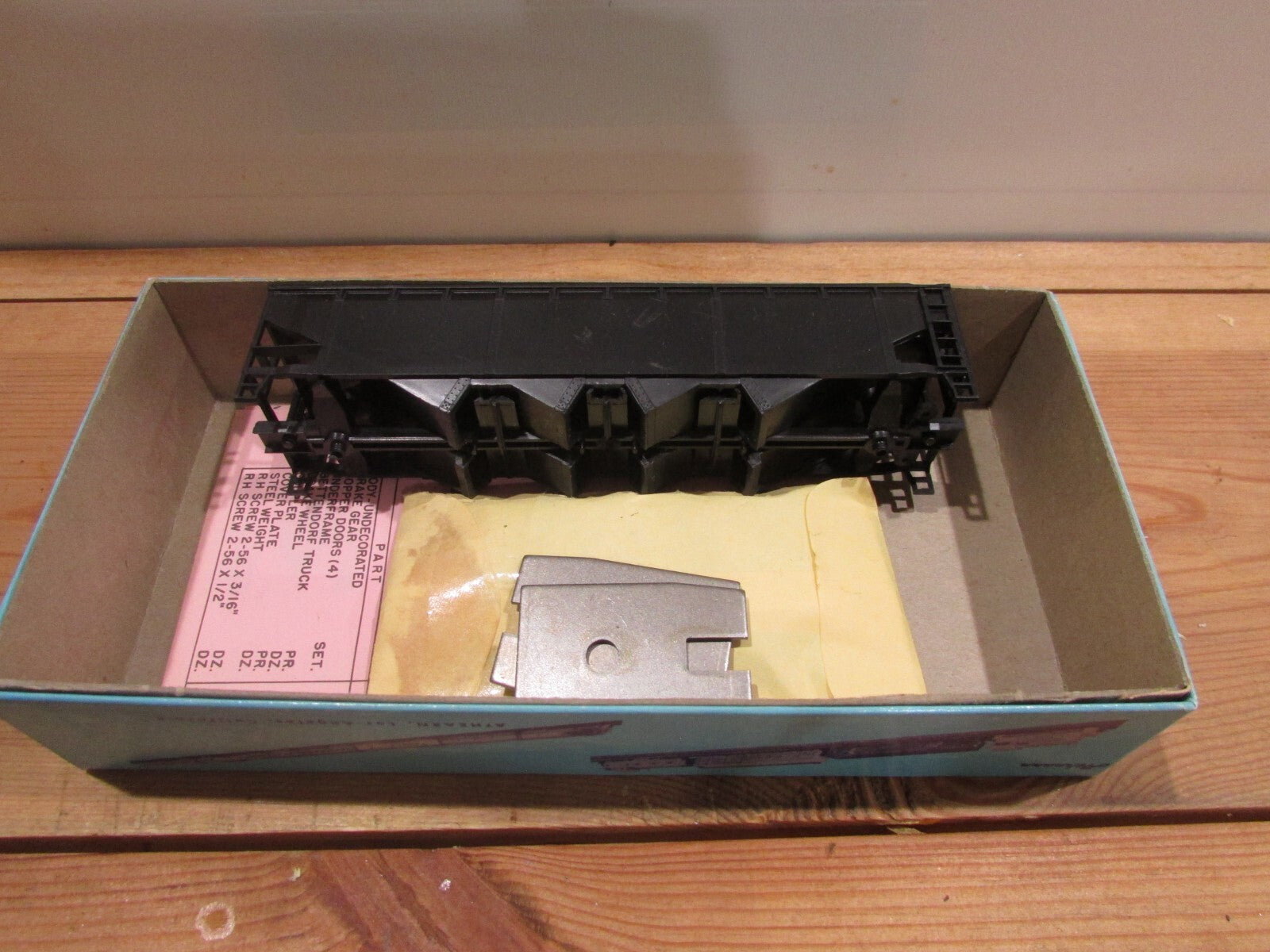 HO Scale Athearn 1749 Undecorated Hopper Car Kit