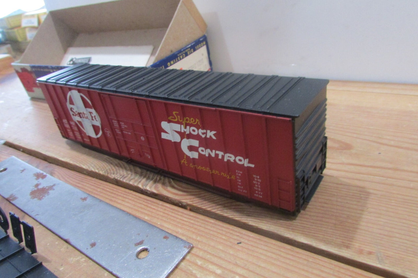 HO Scale RoundHouse 1821 50' Rib Side Hi Cube Santa Fe RH4741
