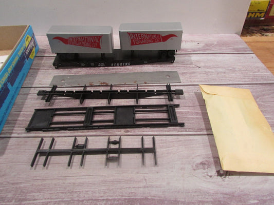 HO Scale Athearn 1402 50ft Flat Car Reading with 2  Trailers ATH5192