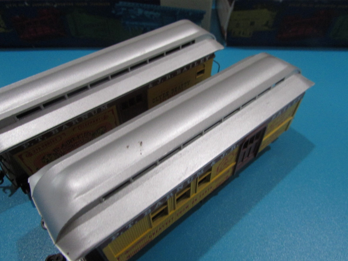 HO Scale Roundhouse (2) Barnum & Bailey Passenger Cars  Lot#1776