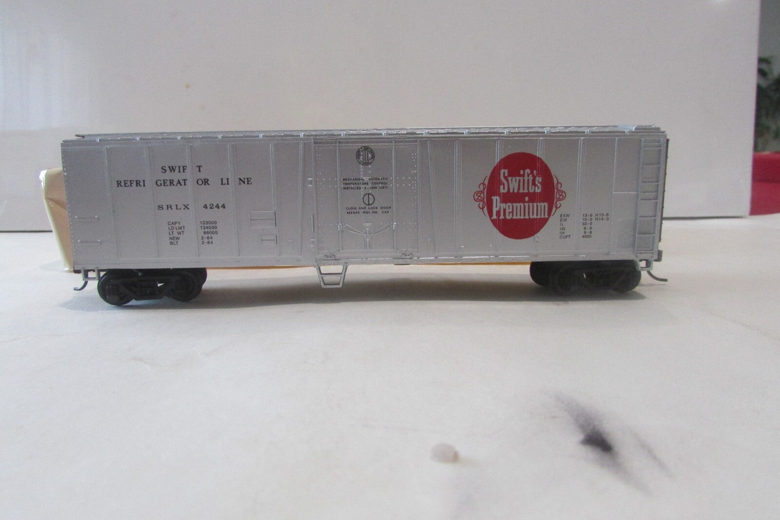 HO Scale Bachmann 76036 51' Steel Reffer Swift's Premium Car #4244