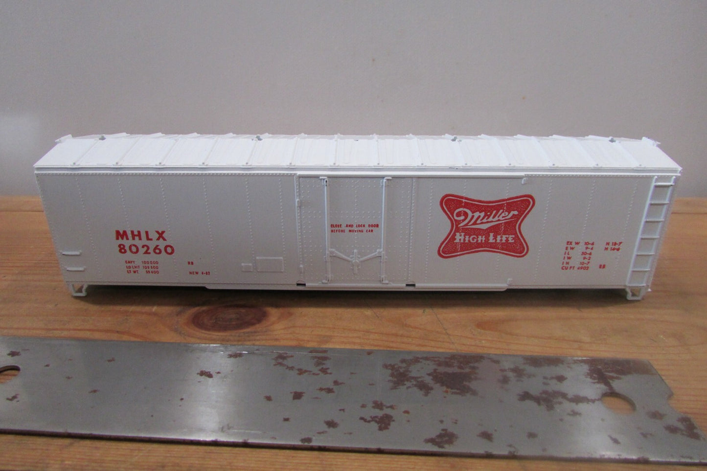 HO Scale Roundhouse B56 50' Plug Door Box Car Miller High Life  RH4312