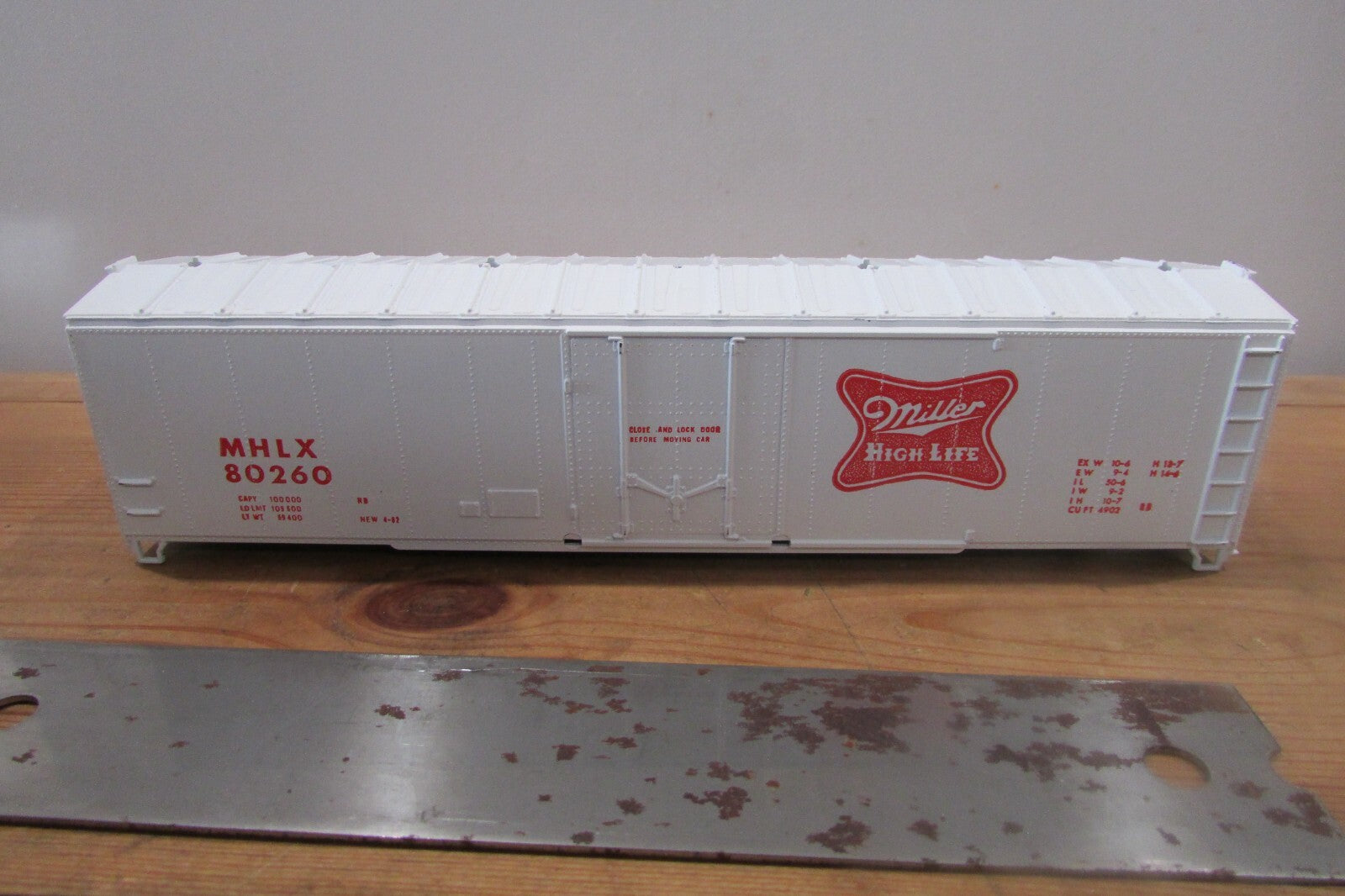 HO Scale Roundhouse B56 50' Plug Door Box Car Miller High Life  RH4312