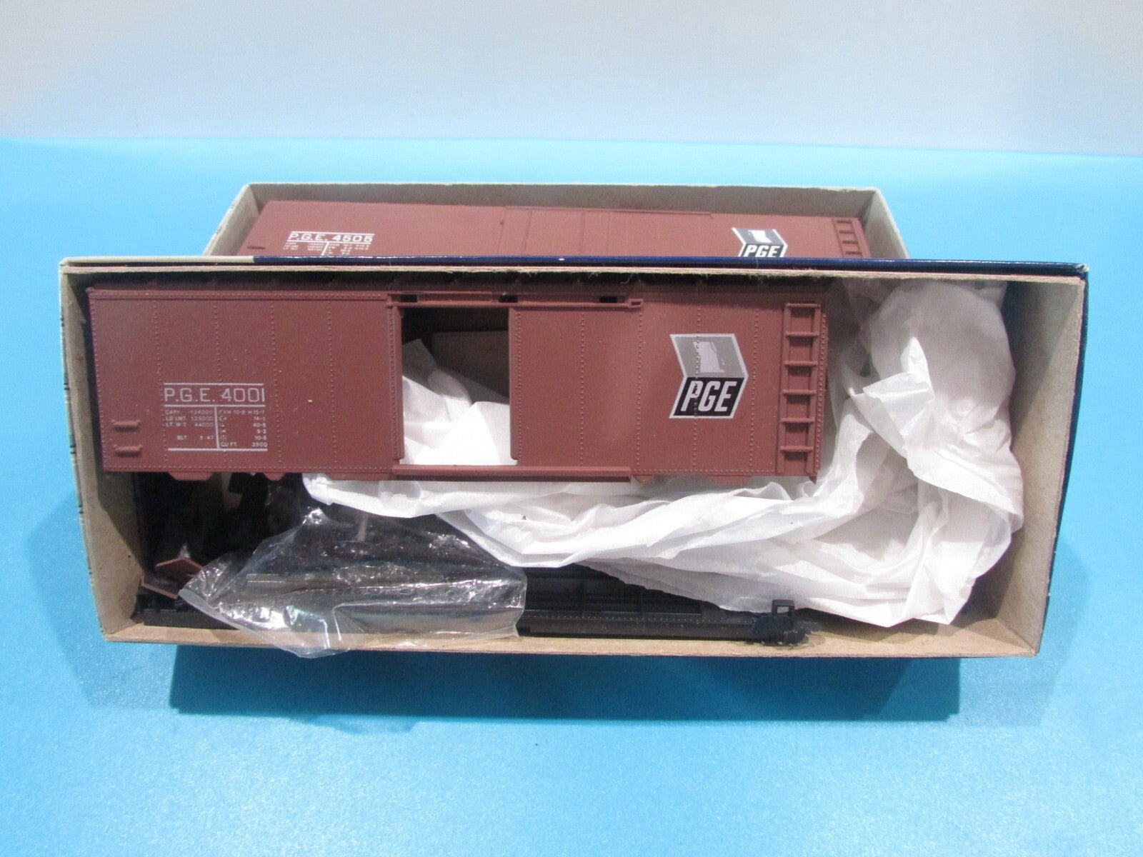 HO Scale Roundhouse (2) Assorted freight Cars P.G Eastern  Lot#1927