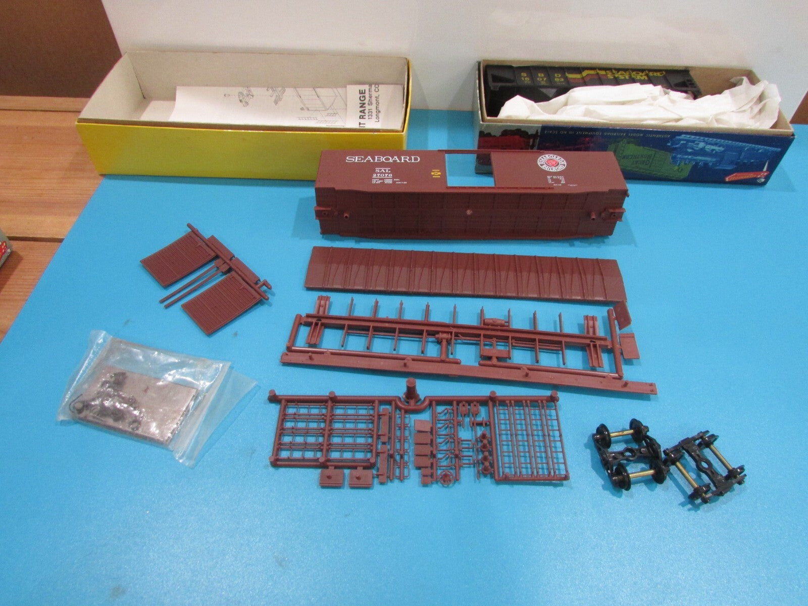 HO Scale (4) Assorted Freight Cars Kits Seaboard Lot#1017