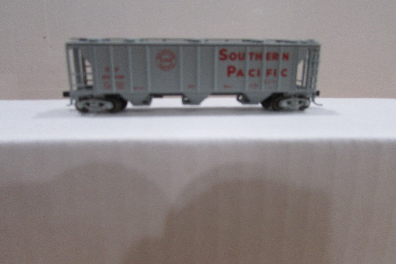 N Scale Athearn  11386 PS Covered Hopper " Souther Pacific"