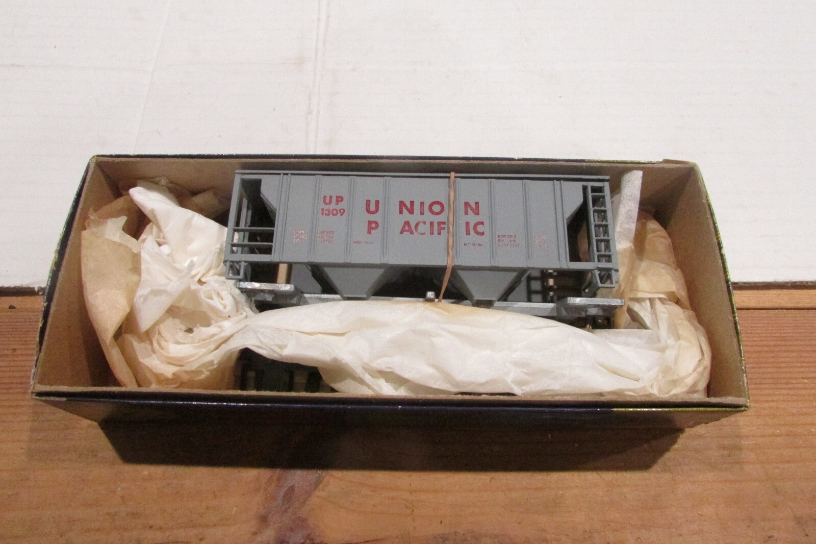 HO Scale RoundHouse 1432 Covered Hopper Kit Union Pacific RH4303