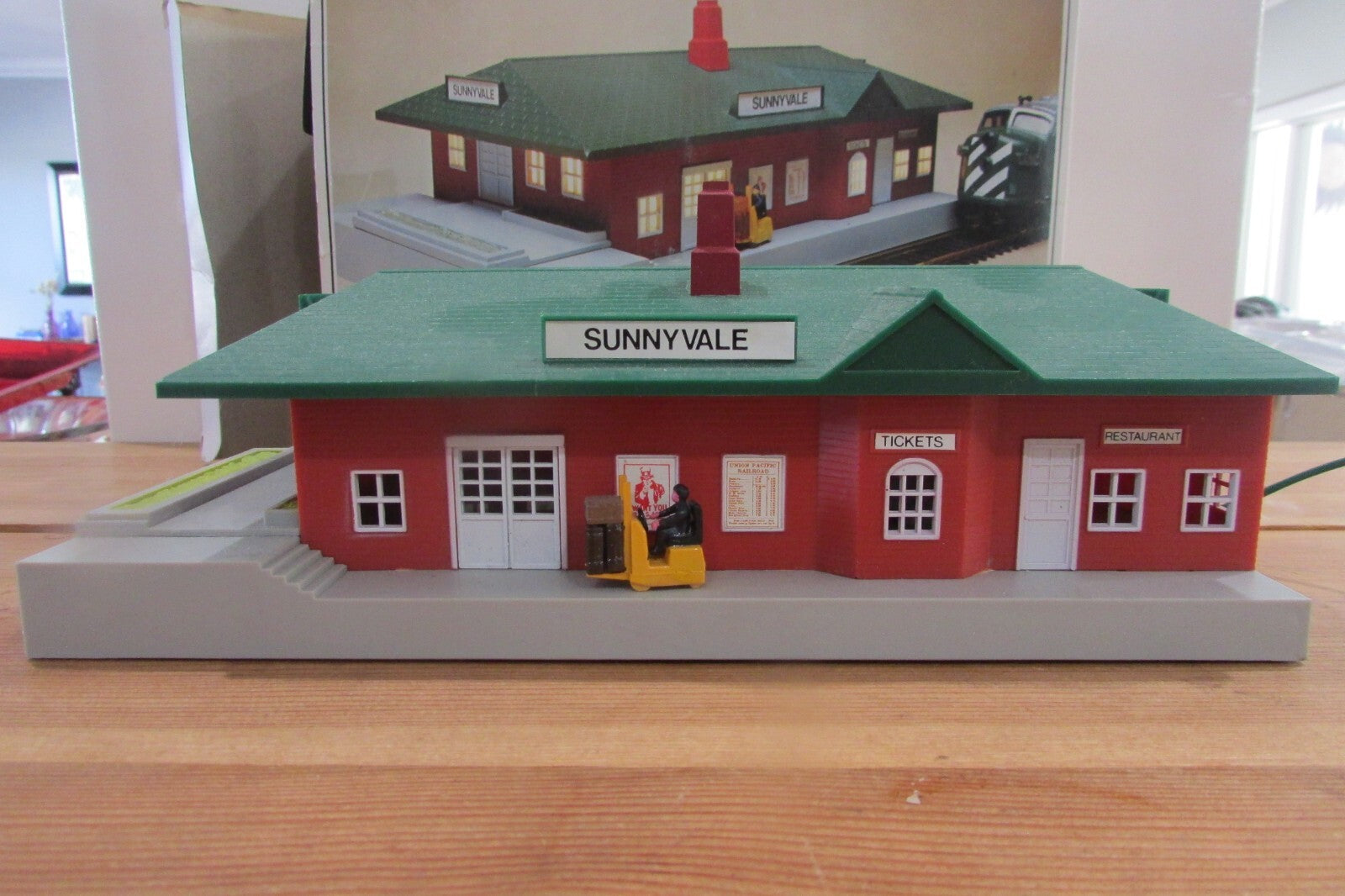 Ho Scale Bachmann #46-1217 Lighted Passenger Station Lot#0323