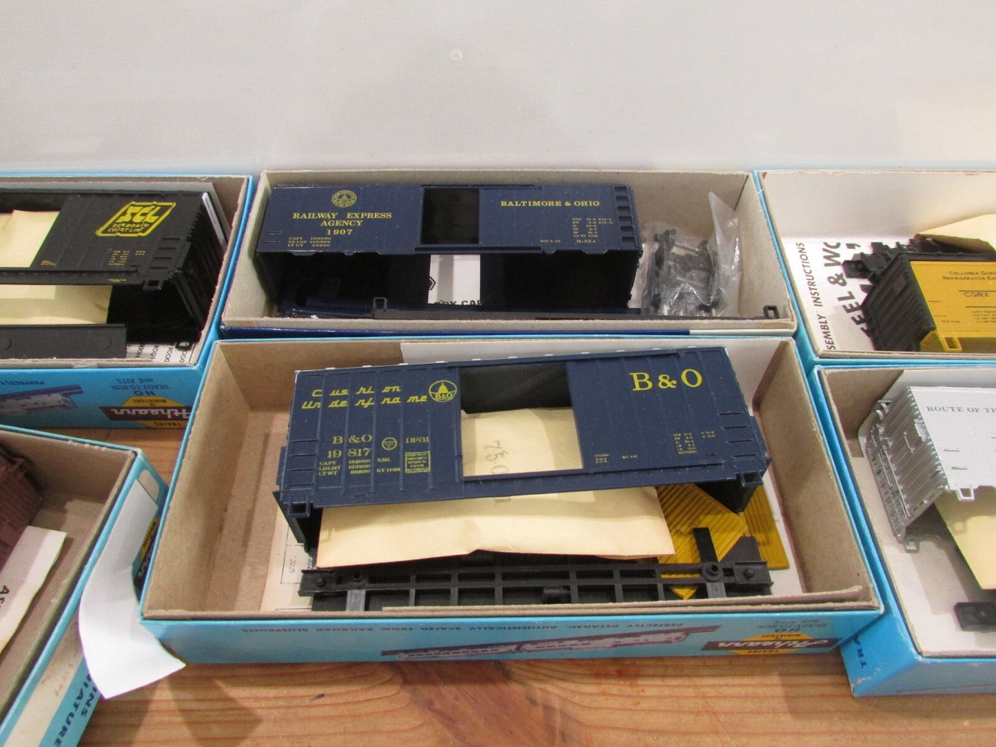 HO Scale Roundhouse & Athearn Assorted Freight Cars Kits (9) Lot#1986