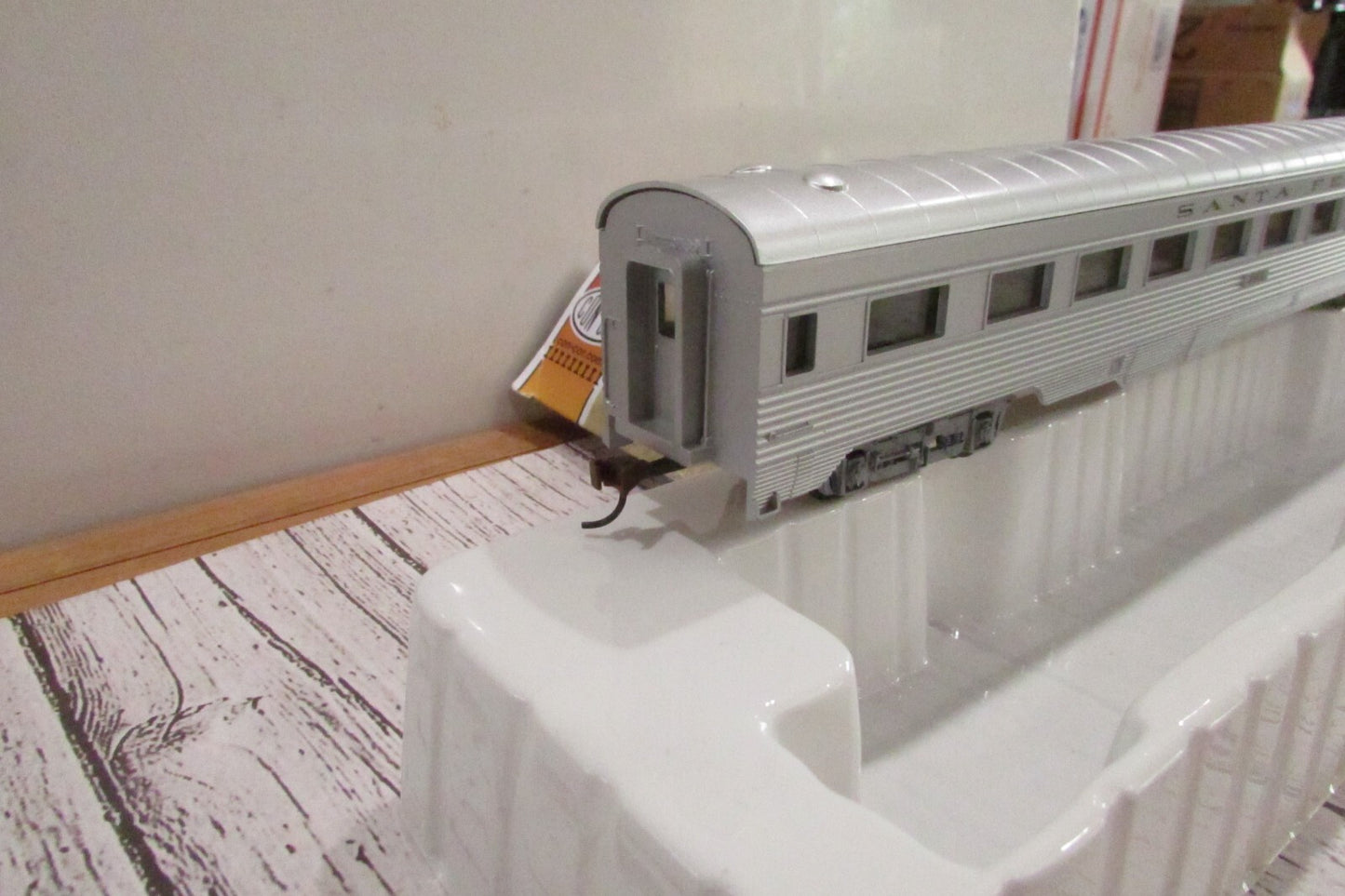 HO Scale Con-Cor Santa Fe  85ft Coach Passenger Car RTR  Lot#3330