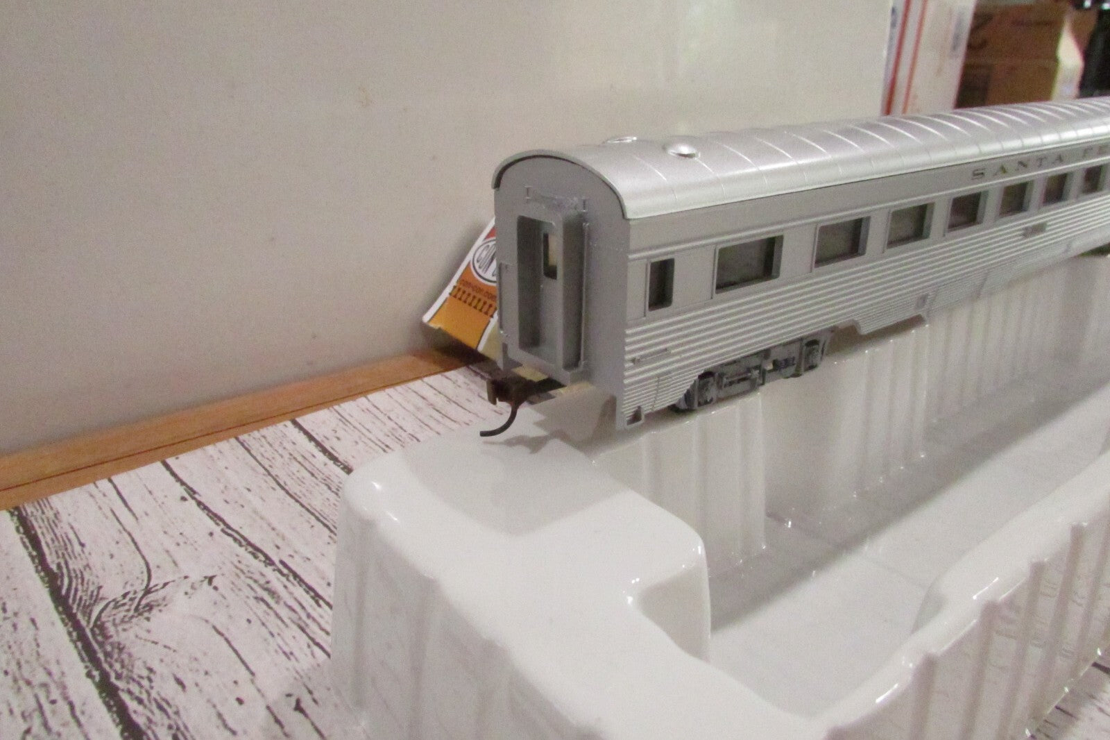 HO Scale Con-Cor Santa Fe  85ft Coach Passenger Car RTR  Lot#3330
