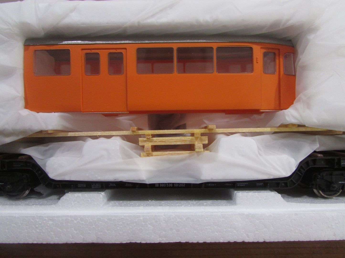 HO Scale Rivarossi HR6042  Heavy Flat Car w/ Coach Load. Lot#3547