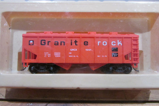 HO Scale Model Power 98084 36' 2Bay Covered Hopper Granite Rock #1001