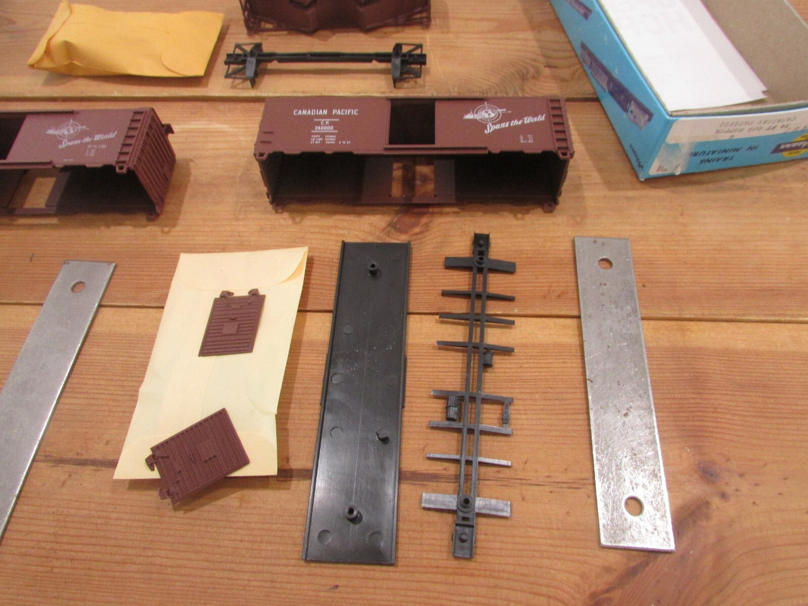 HO Scale Athearn (3) Assorted Cars Kits Canadian Pacific Lot#1910