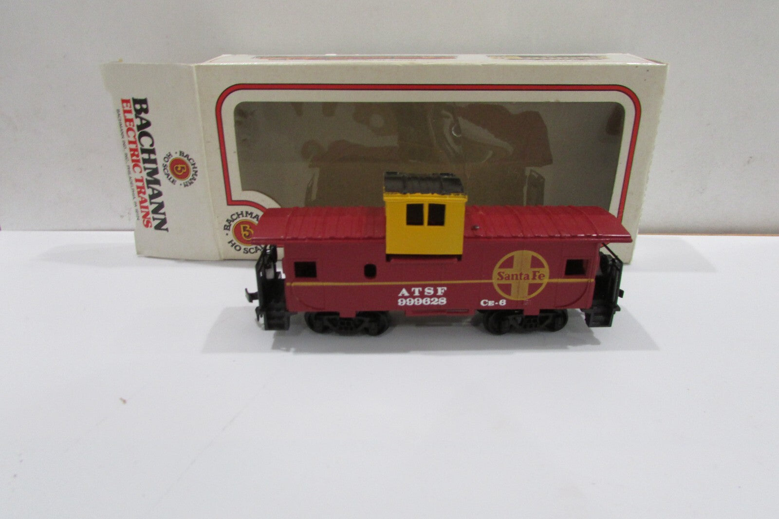 HO Scale Bachmann 43-1007-02 Wide Vision Caboose Santa Fe