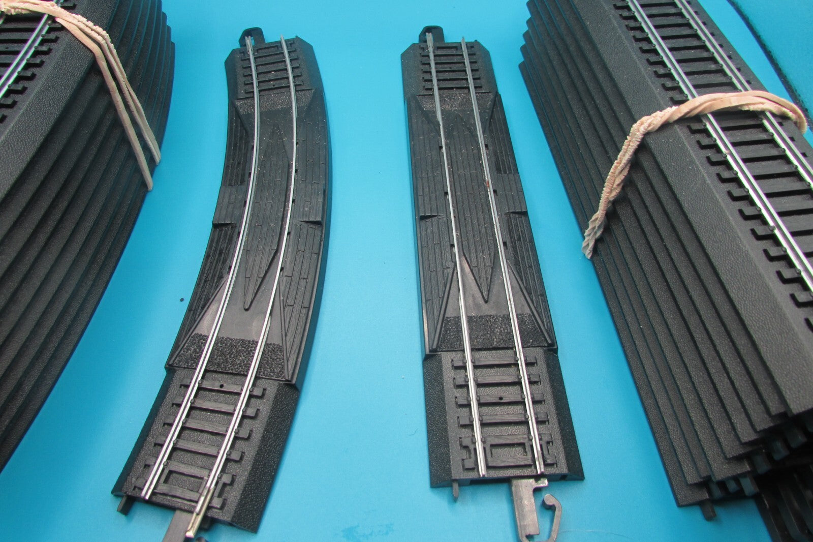 HO Scale Bachmann E-Z Track 30pcs Black Tracks Lot#4476