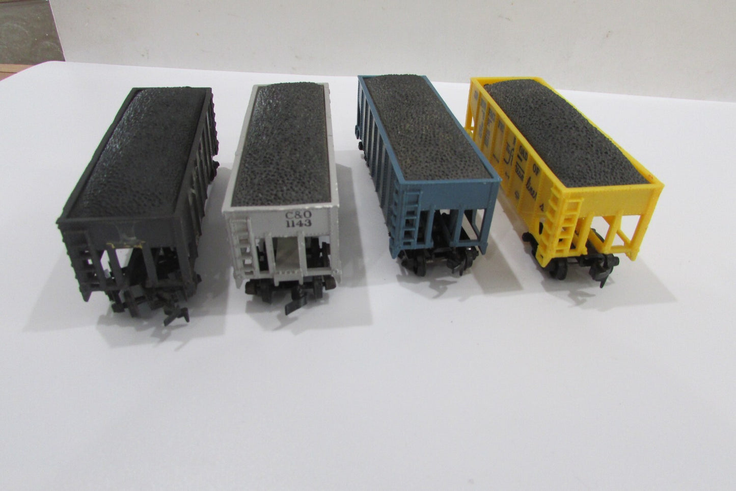 HO Scale  (4) Assorted  2Bay Hopper w/ Load Lot#2804