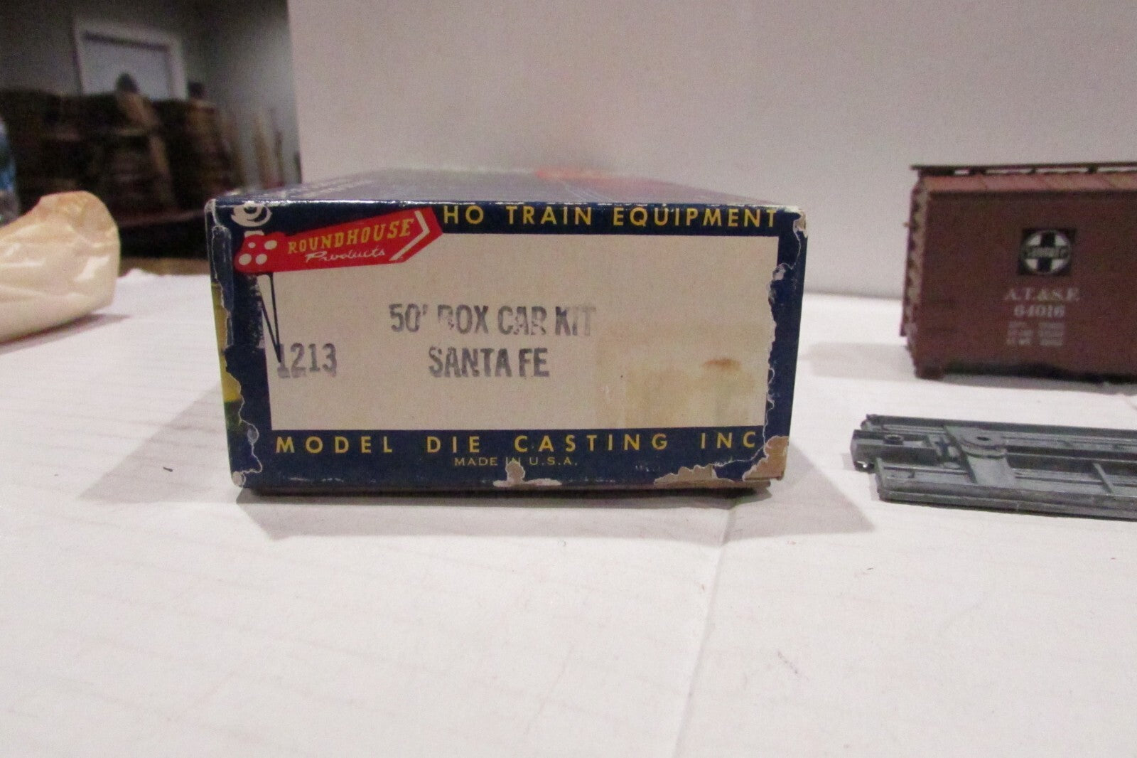 HO Scale RoundHouse 1213 50' Box Car Kit Santa Fe RH4354