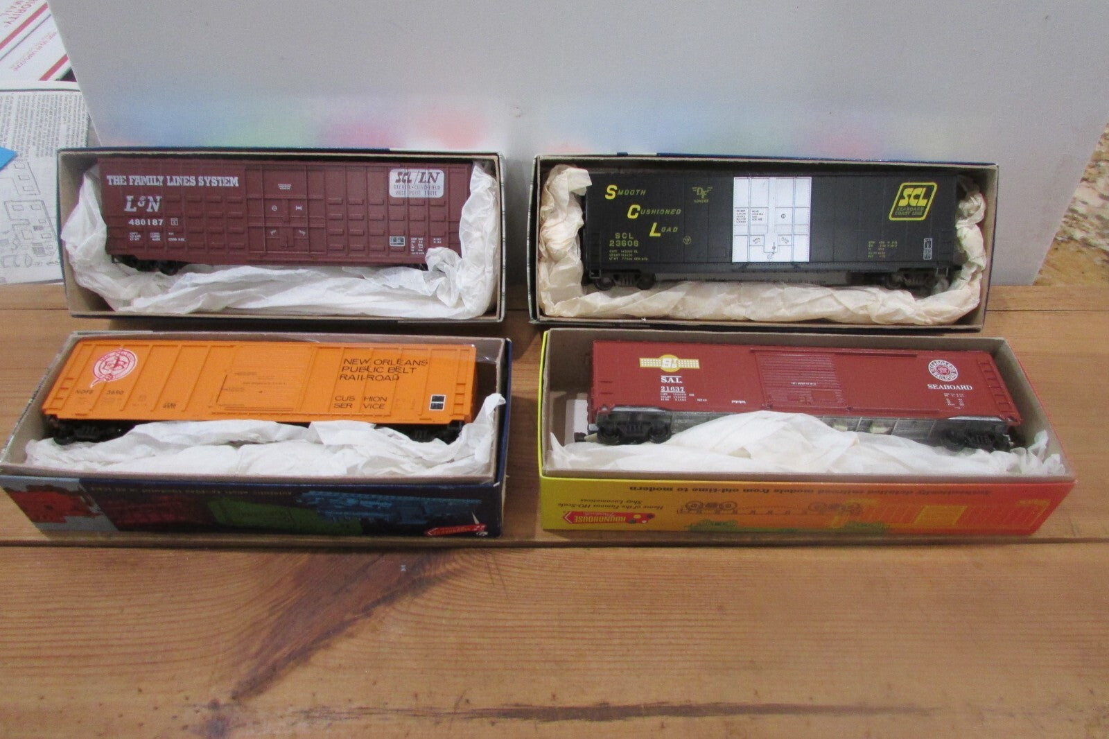 HO Scale Roundhouse (4) Assorted Freight Cars RTR Lot#4377