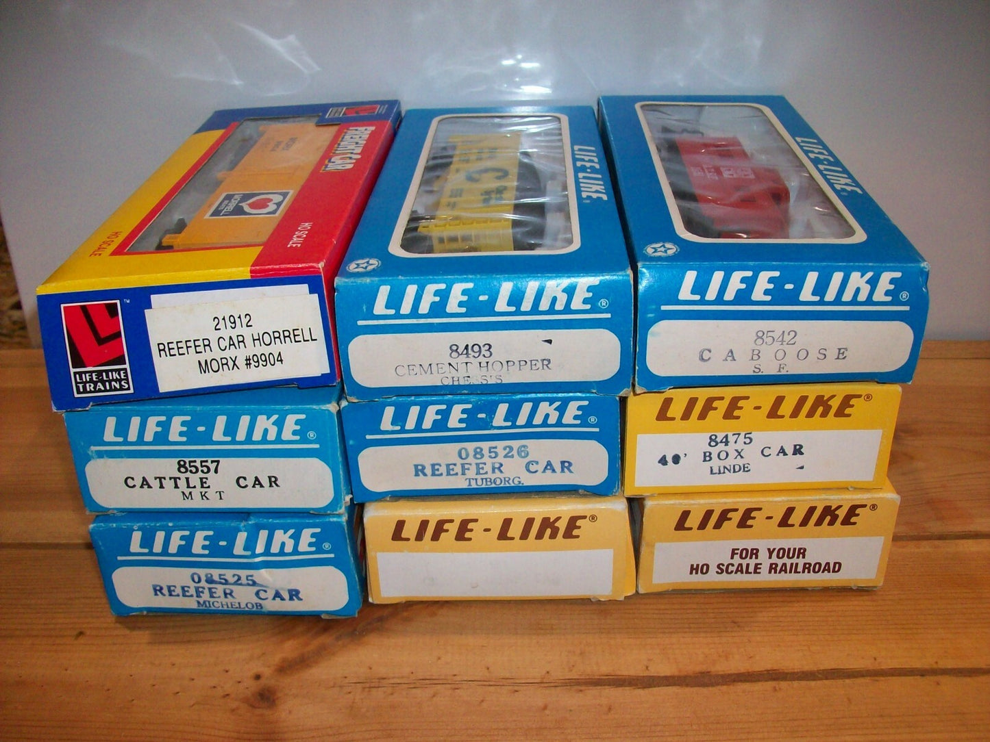 HO Scale Life-Like (9) Assorted Freight Cars in Box Lot#0471