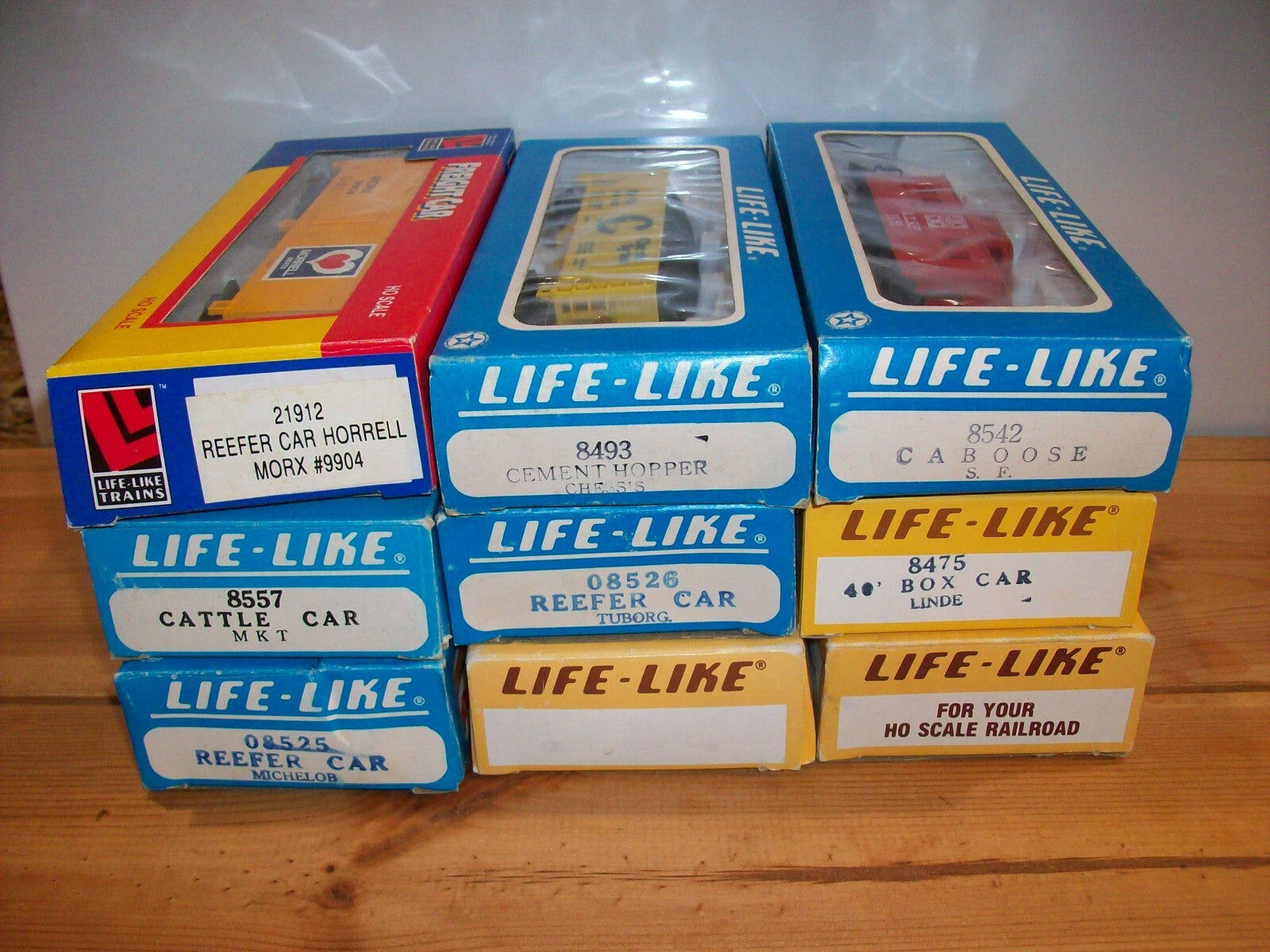 HO Scale Life-Like (9) Assorted Freight Cars in Box Lot#0471