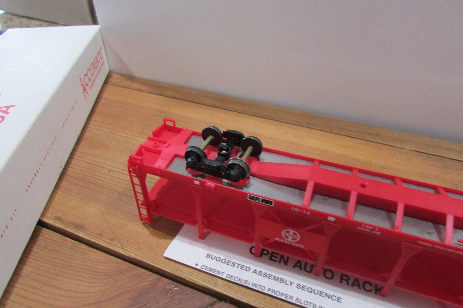 HO Scale  Accurail 9260 Bi-Lever Open Auto Rack Santa Fe  Lot#4220