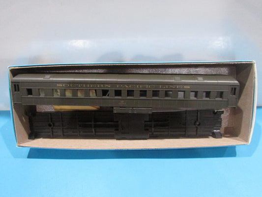 HO Scale Athearn 1853 Coach Passenger Car Southern Kit  Lot#1527