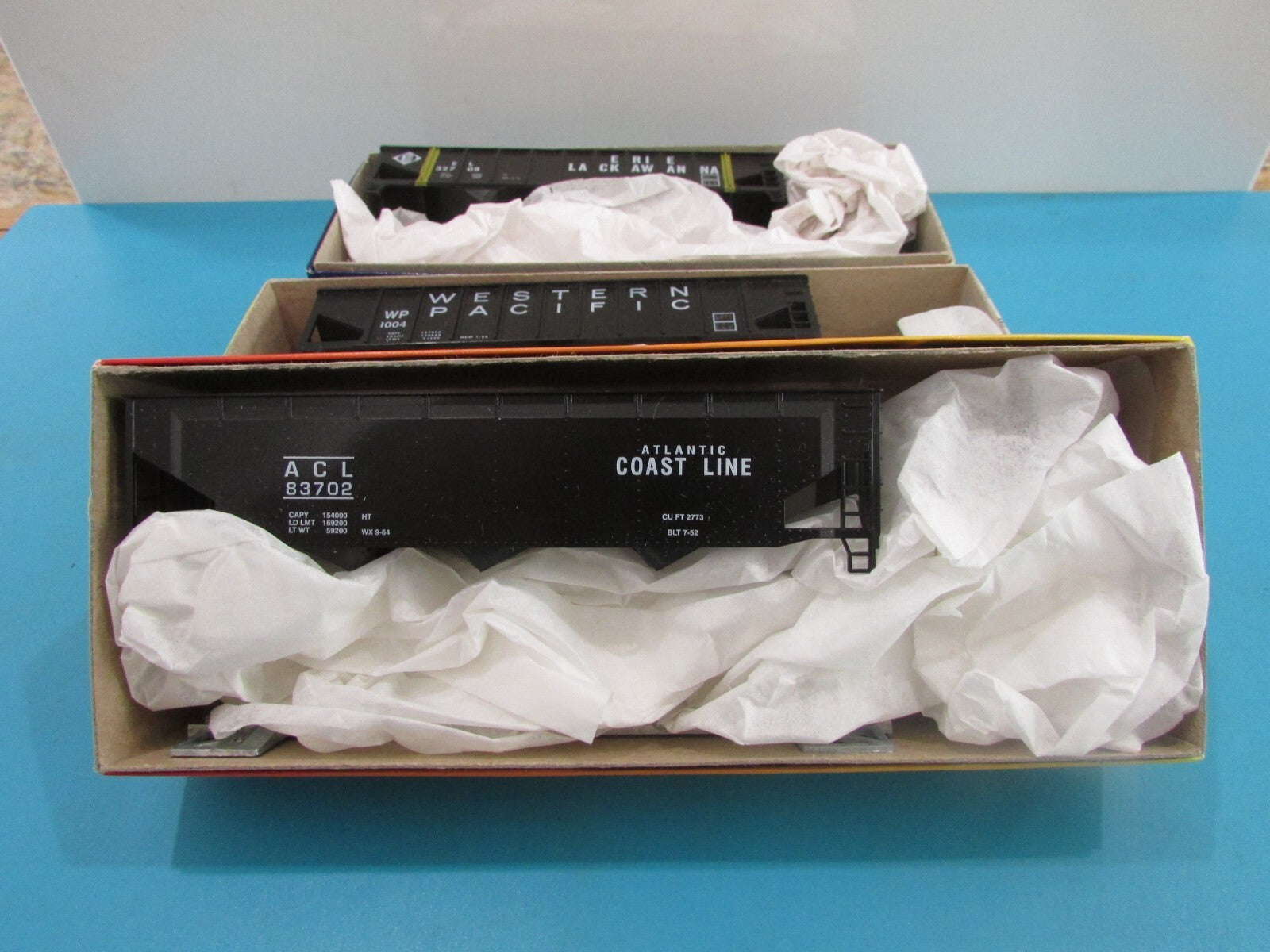 HO Scale Roundhouse Assorted Hopper Cars Lot#1614