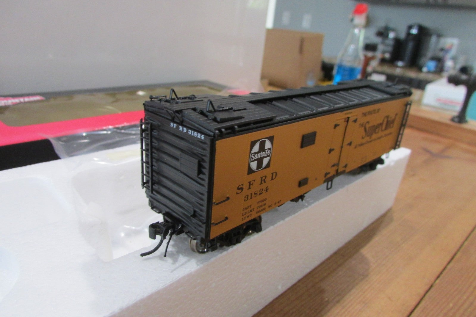HO Scale InterMountain 49109-195 Santa Fe Refrigerator Car #31824  IM5121