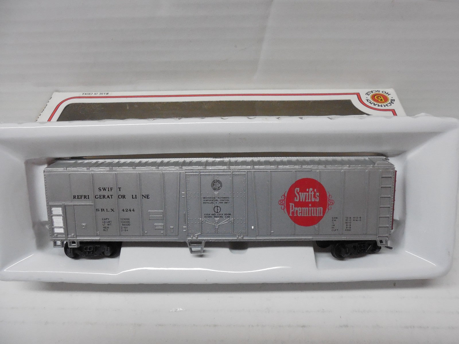 HO Scale Bachmann 76036 51' Steel Reefer '"Swift's Premium" Lot#0452