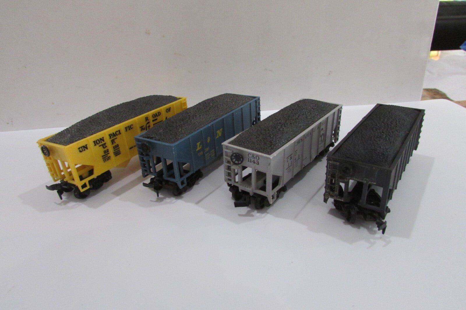 HO Scale  (4) Assorted  2Bay Hopper w/ Load Lot#2804